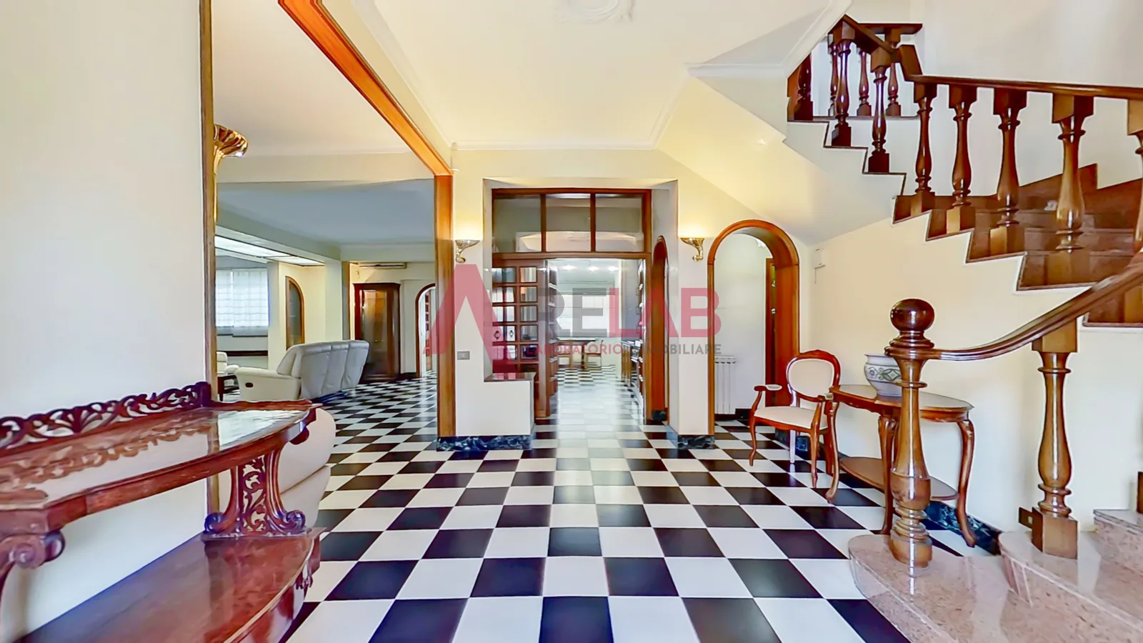 Ingresso della villa venduta a Morena