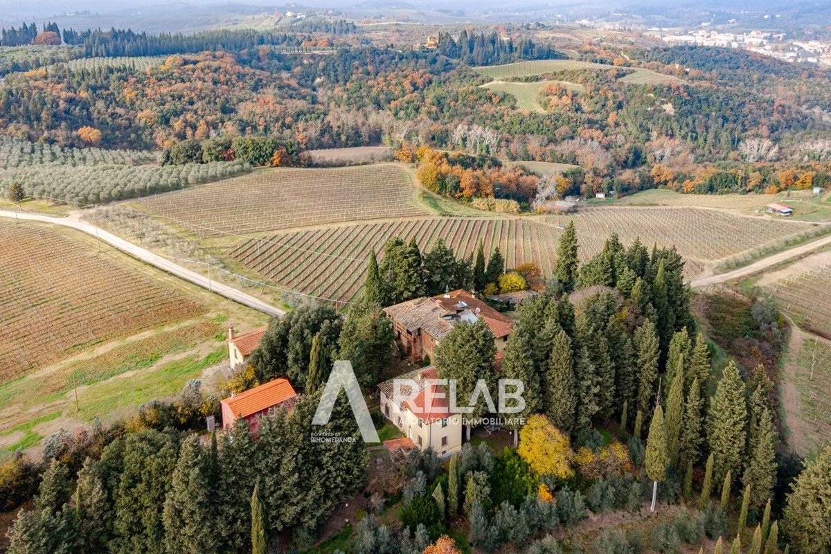 Casale storico con uliveto sulle colline toscane, Montespertoli (Firenze)