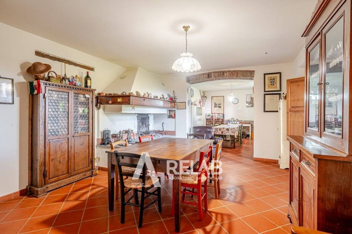 Casale storico con uliveto sulle colline toscane, foto 2