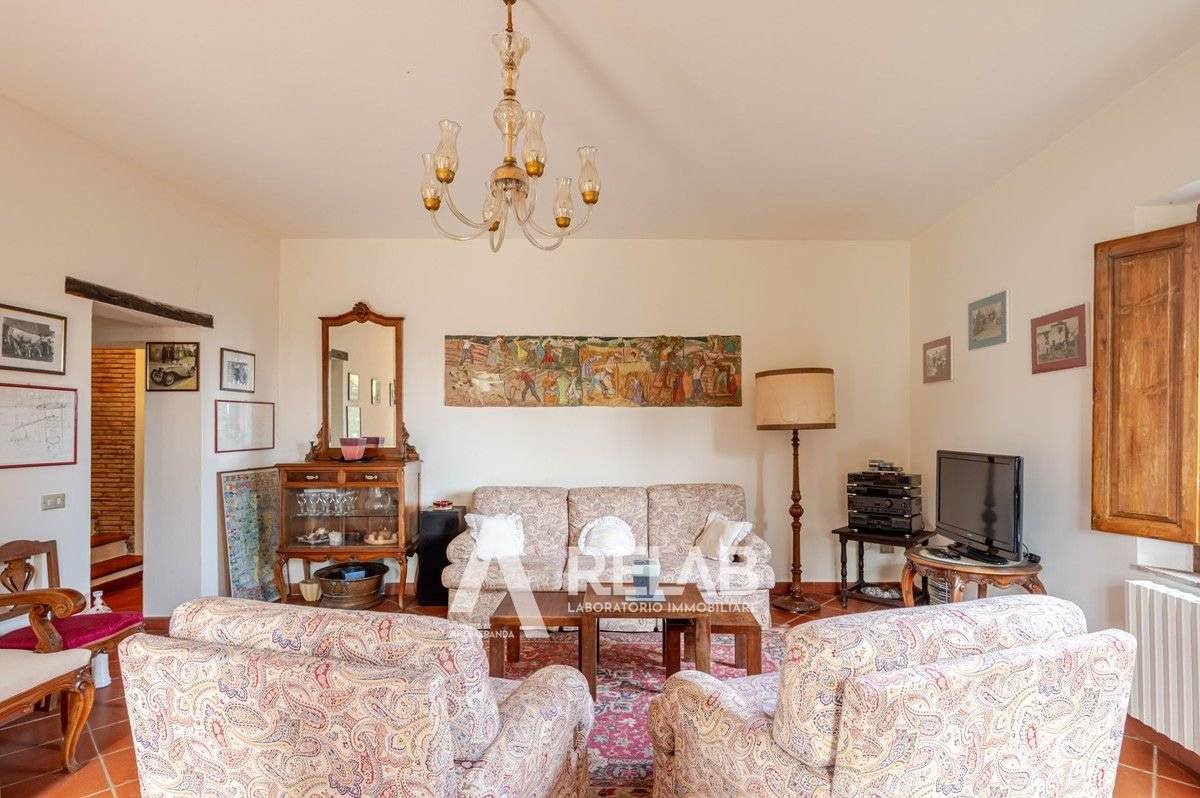 Casale storico con uliveto sulle colline toscane, foto 4