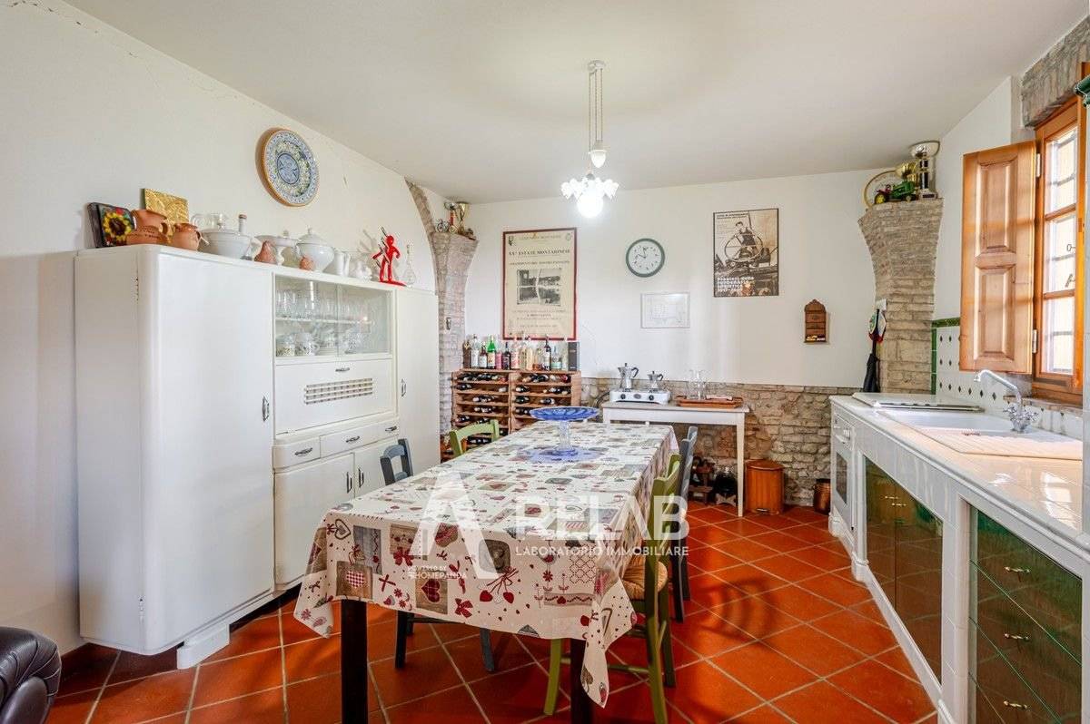 Casale storico con uliveto sulle colline toscane, foto 8