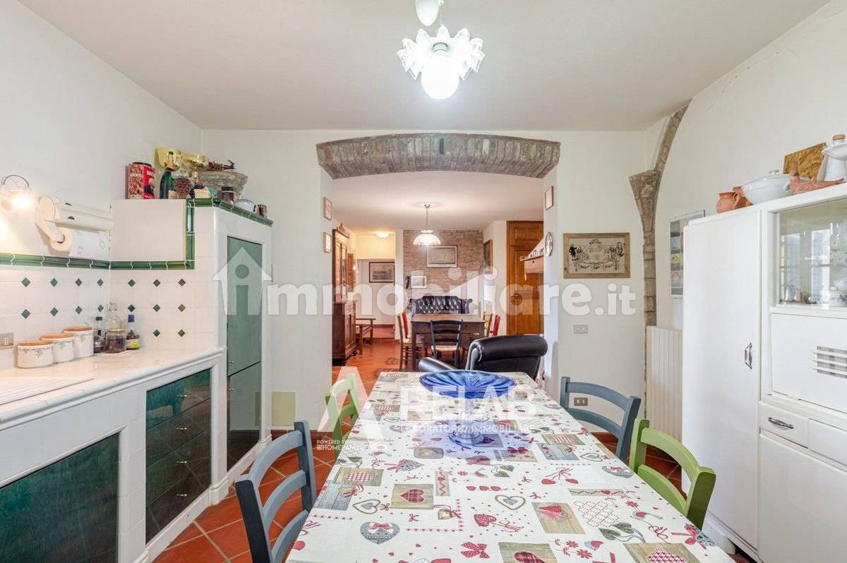 Casale storico con uliveto sulle colline toscane, foto 11